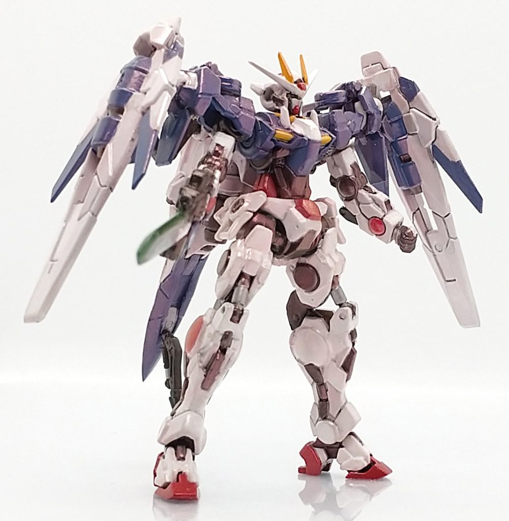 非常に出来の良いキットでアーティファクト独特のアレンジのプロポーションは秀逸、さらにスタンドに設置しGNソードを展開しのエフェクトを取り付けた姿は、素立ちポーズより魅力が増すように感じられます。