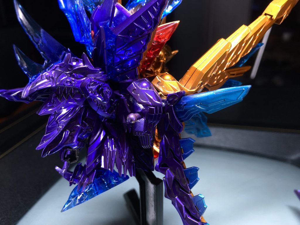 バックパックは余剰パーツや複数買いで余った半分こブラザーズのパーツででっちあげ。思ったより上手く誤魔化せてると我ながら自画自賛。これで肩と羽の距離を稼いで干渉を避けてます。