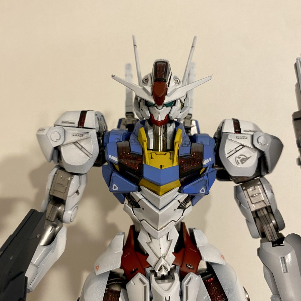 正面から。ブルーとイエローはシャバめに希釈して3度塗り重ねました。角に良い意味で色がならないようにして下地の黒サフを透けさせて塗装剥げを表現してみました。グラデーションもウェザリングもやりすぎないことで経年劣化というより使用感が出るよう