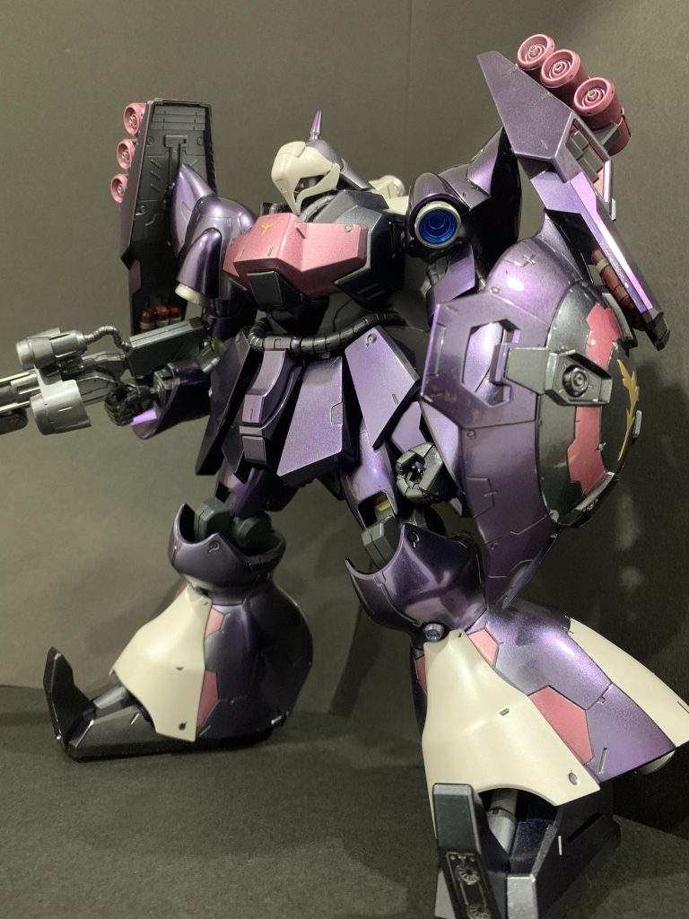 フロントから。作成前のコンセプトは「プルシリーズ生き残りの搭乗機」でキュベレイmk2の配色パターンにしようかと思ってスタート。何かで見たプルナインの量産型キュベレイもガトリングガンを装備してたような気がします。今回の脳内設定は若干軽め。開発当初はこのカラーリングで性能的にも大きな問題はなかったが、色味が「昔を思い出すからダメ(直接ではなく間接的に)」という総帥の一言でカラーチェンジと相成りました。白とピンクの部分が思いの外に多くなり、結果「ハマーン様専用機…?」的になってしまいました😅