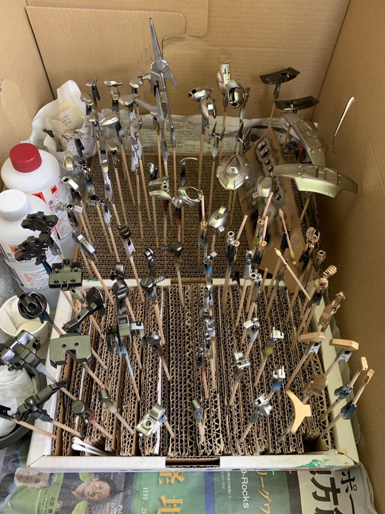 キャンディ塗装下地。シルバー・ゴールド・サフのガンメタ塗装。