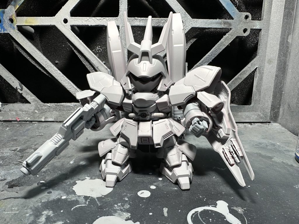 サフで合わせ目等確認。後ハメ用に膝の黒パーツは切り取り。