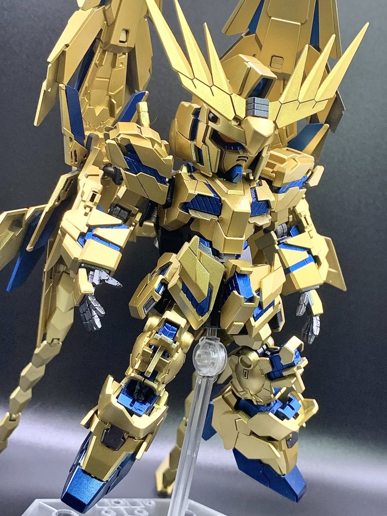 アンテナのシャープ化既存のモールドをスジ掘りくらいしかディテールはいじってないですあえてデカールは付けず、ゴールドとメタリックブルーを主張したかったです！塗り分けを何箇所かサボってしまいました💦