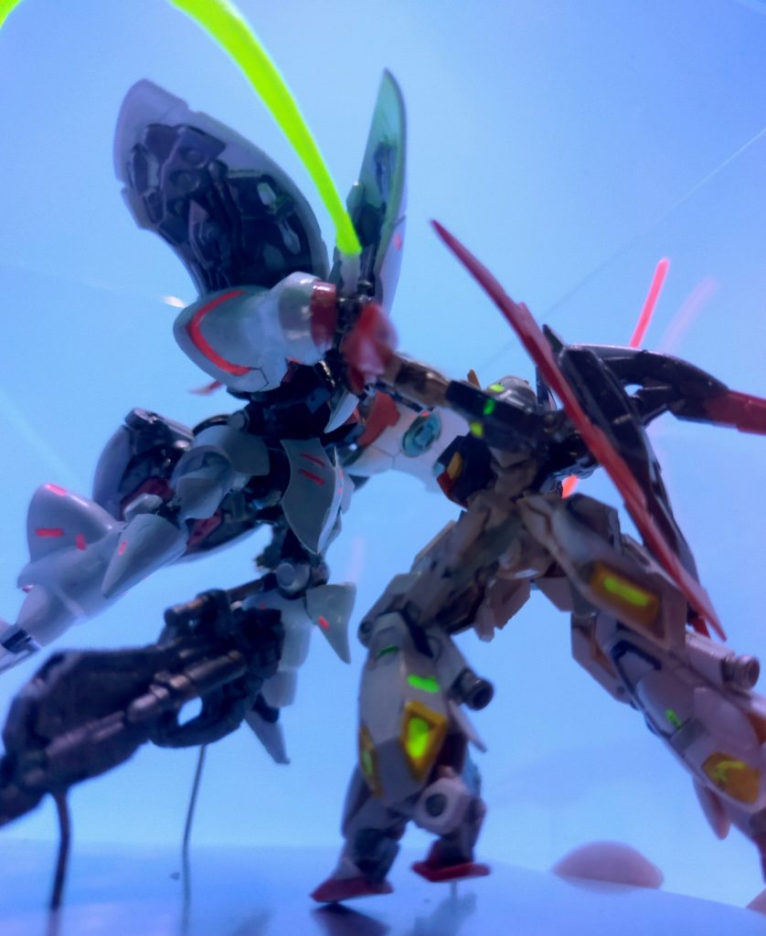 ポージングは関節の部分など切り取って、瞬間接着剤で固めてます。360度どこを切り取ってもカッコいい2台です。