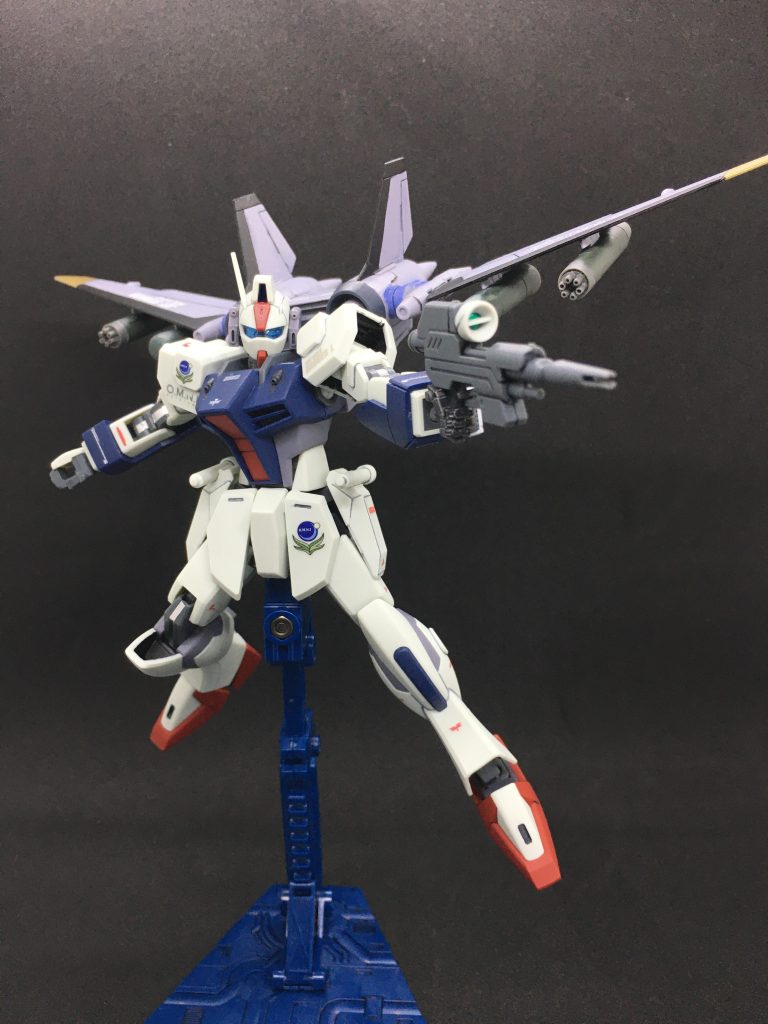 過去作のダガーLの完成タイミングでは間に合わなかったのですが、余剰になるビームカービンの左手用(持ち手固定)を用意。 またジェットストライカーの主翼下に懸架できる追加装備で増槽タンクと、オリジナルの空対地バルカン砲「バウマルト」(ドイツ語でゴンズイ)を用意しました。DeepLで訳してみたら「Euscaphis japonica (Baumart)」と出てきたんですが普通に検索しても出てこなかったのでこれで読みが合っているか心配...