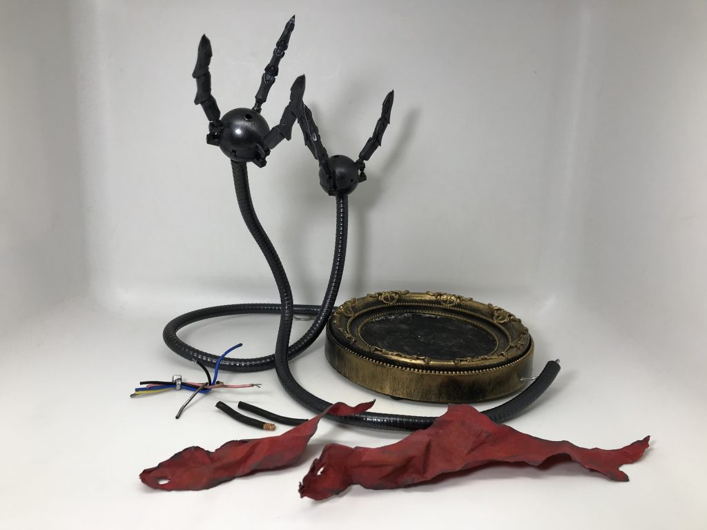 今回のガンプラ以外の作成品 タママント赤(以前作製した余り)デビルガンダム破壊演出の為のケーブル100均のフォトフレーム加工品(過去作品のミカエリス将軍からパクり)デビルガンダムのアーム(過去作品のエイリアンクイーンからパクり)ほぼ過去作品から拝借したので作製時間5分くらい…(笑)