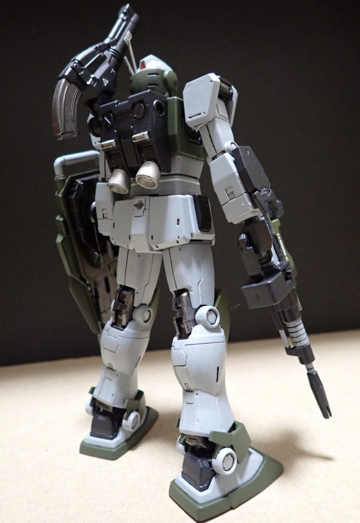 装備はオリジンガンダムの余剰武装と別売りのもの(アンカー付きの陸戦シールド)を持たせました…バーニアは大きいものと交換し、その上に気持ち程度のダクトも付けてみました🫢