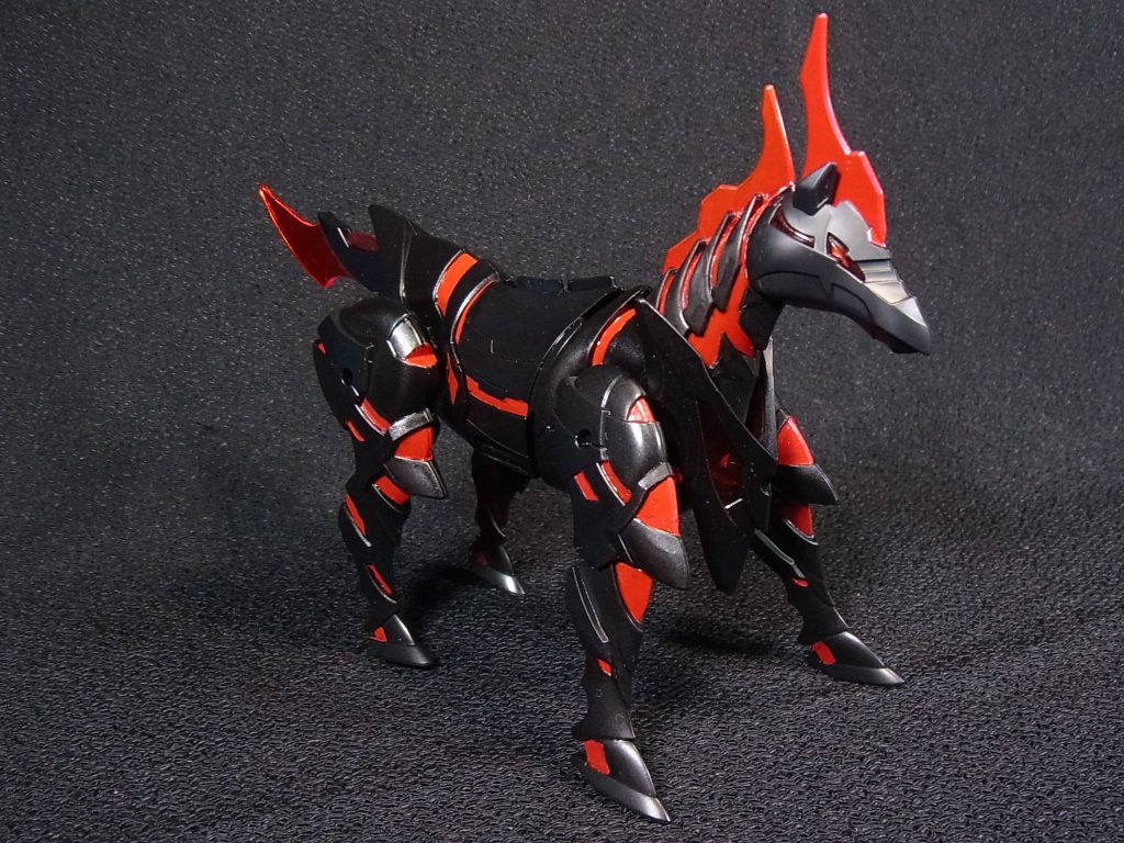 赤と黒の2色ですが、キレイにまとまっていると思います。合わせ目部分もモールドっぽいところになるのでほとんど目立たないです。ただ、クリアパーツ使用部分が中途半端なのでクリアパーツも塗った方が色味が統一できて良いと思います。