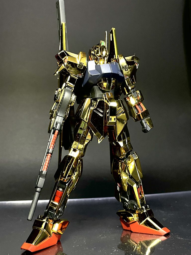 正面ショット。基本的にアンダーゲートと合わせ目が出ない設計なので綺麗に処理するだけでカッコいい百式になりますね。脛のシリンダーは百式のカッコいいポイントでもあるのでプラパイプでスクラッチして定番の赤×シルバーで塗り分けしています。目は選択式ですが完全に好みですね。私は赤のツインアイにしました。