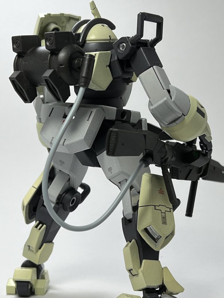 アクセントで金属部分にフォーアーチストマカーのシルバーを塗ってます。つや消しを吹いた後に塗った気がします。綺麗に光るので好きです。