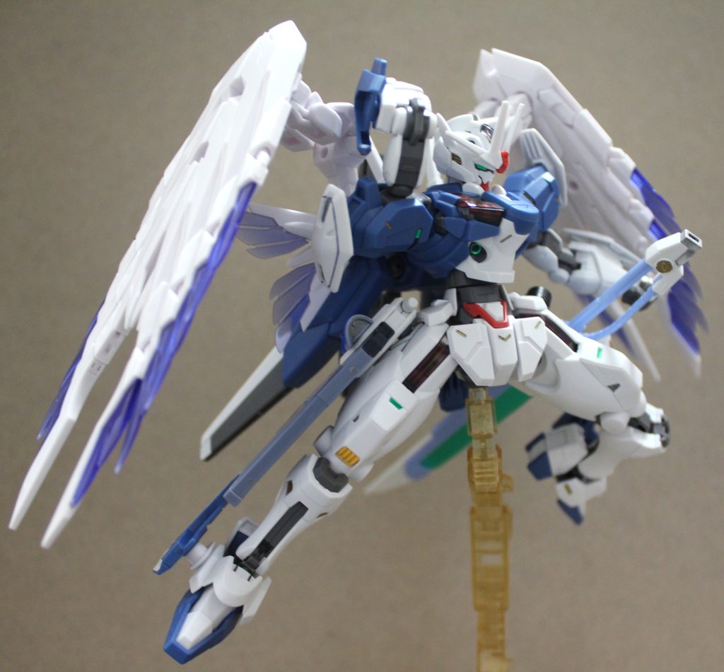 ・ビームサーベル抜刀スラスターをブースト、大胆に斬りかかる！