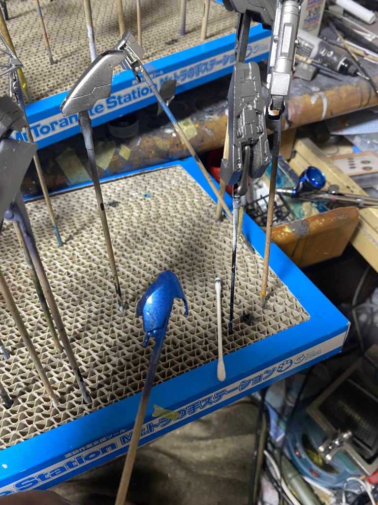 そのまま、上塗りのメタリックブルーを均一に吹き付ければまあまあ目立たなくなります。さらにクリアーを吹きつければ肉眼での判別は不可能にちかくなります。サフや単色でも有効リカバリーなのでお試しあれ。