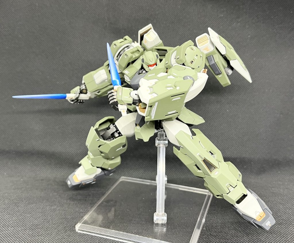 サーベルのグリップはMG AGE-2、基部に1/100 エクシアのものを使用。戦況や交戦相手に合わせた使い方ができるようにしてます。
