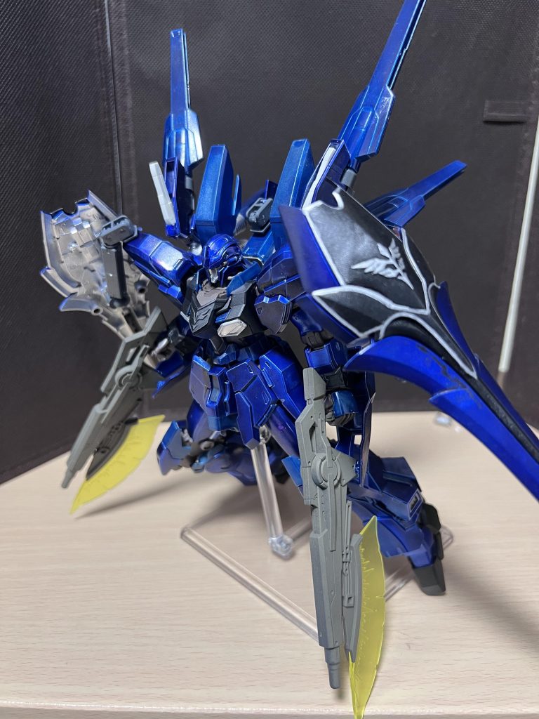 シナンジュのビームアックスはどうしても付けたかったのでビームライフルに付けました。いつも通りです笑 バックパックについてるフィンは小型のフィンファンネルのつもりです