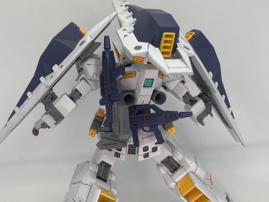 背面。サーベルを構えた時に2丁のライフルをマウントする部分も製作。ネオジムで接続してます。