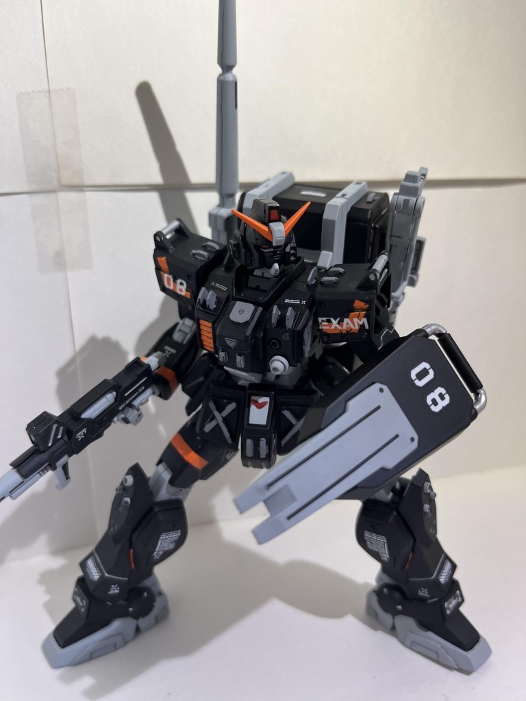 今回の陸戦型ガンダムはエグザムシステムを起動しているのを再現する為にツインアイと頭部センサーは、赤で塗装しています(*^▽^*)そして頭部のセンサーは、30mmの3Dメタリックシールの上にUVレジンを乗せています♪