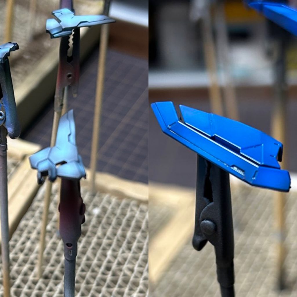 青が説明しやすいので。黒下地から同系色ハイライト、上色と2色重ねてます。画像ではちょっと伝わらないかもですが、黄色が黒下地に対し発色しづらいので上色をクリアオレンジにするといい感じに。いつもスミイレを水性塗料マジックリン拭き取りするんですけど、塗膜を持っていかれてしまうことが多々あるので光沢クリアー吹いてからにしてます。色々な観点からの塗膜保護にピッタリです。