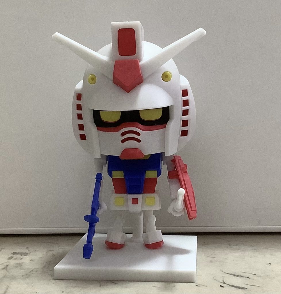 完成!可愛いですね。このキット、めっちゃ可愛いです、でも一つ、問題があります。それは、折れやすい。さっきも言った通り、このキットは可動モデルではなく、ディスプレイモデルです。そのため、動かそうとすると折れかけますが、飾る前の段階、つまり組み立ての段階でもう折れかけてしまうんですね。特に武器を持たせる時なんかは、持たせるだけでも折れてしまいます。なので、飾るときはランナーVer.にして飾った方がいい気がします。