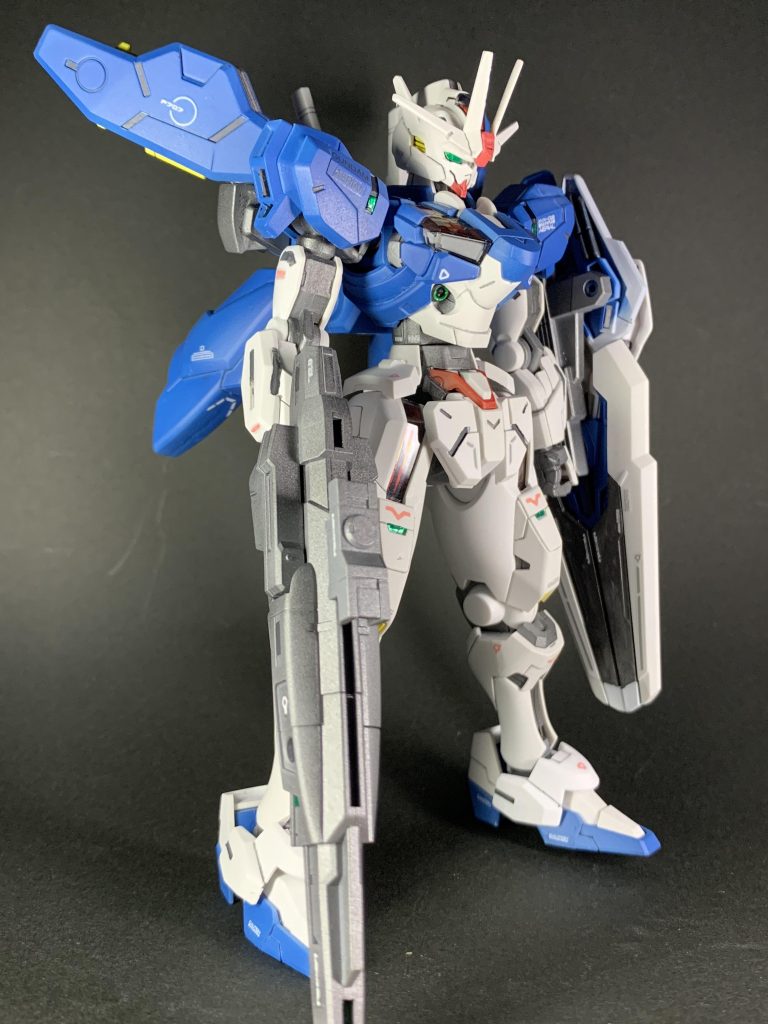 プロポーションの改修は行わず、ヒケ処理とディテールの彫り直しのみ行っています。デカールはエアリアル用をメインに使用し、バックパックにのみハイキューデカールを使用しています。