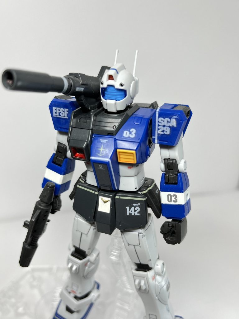 2021年後半に、学生時代以来久しぶりにガンプラ復帰したときの作品。小中学生のころスミ入れと言えば、油性ペンでカキカキしてたのが、今、いろんなツールが出てる!と驚いたもんです。合わせ目とかもあんまり出ない優秀な機体です。肩アーマーの平面出しと、頭側面、肩ロケット砲の合わせ目消しくらい。