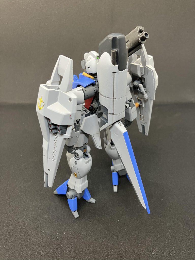 背面です。胴体のフレームは変形に絡むので割とそのままですがポリキャップを仕込んで後ハメ可能に。シールドはヘイズルと差し替えました。