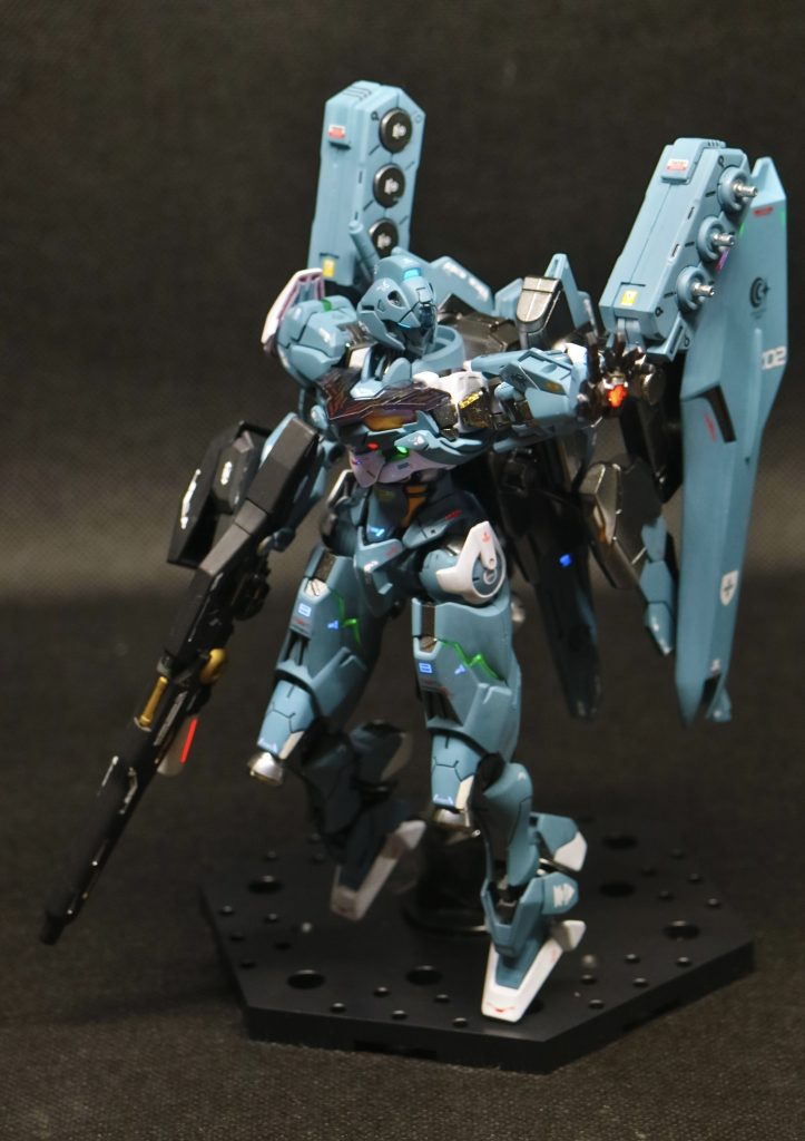 左手内には小型のハイメガキャノンを装備。カテドラル艦隊など一掃!ハイメガキャノンのパーツはバンダイのビルダーズパーツです。塗装後に手に平に接着しました。アイアンマンチックですが、許してください。笑そもそもの左手はブレイジングガンダムから拝借。ビルド系ガンダムはたまにこの手首可動の手になっているので、ありがたいですね。こんな手のパーツがあることは今回初めて知りました!素晴らしい!