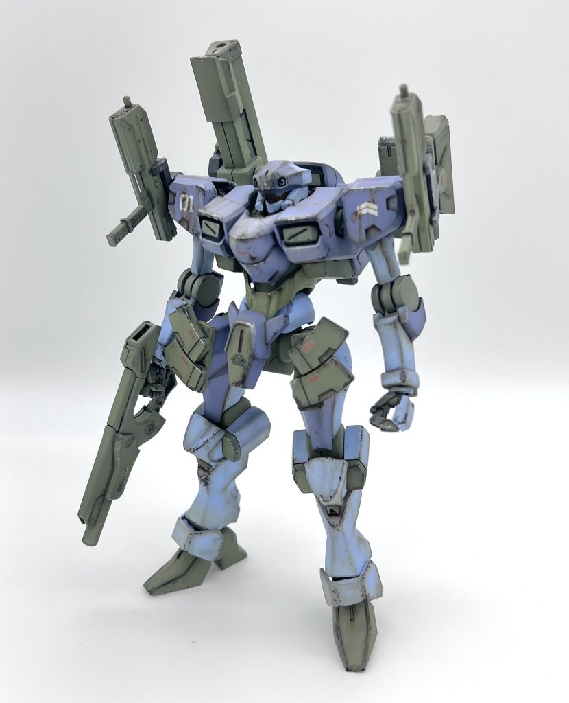 塗装は黒サフ立ち上げからエアブラシで。その後、リアルタッチマーカーなどを使用してウェザリングしています。ライトブルーとスミレ色っぽいパープルで塗装した時、やりすぎたかな?と思ったのですが、汚すと意外と落ち着いてくれました。