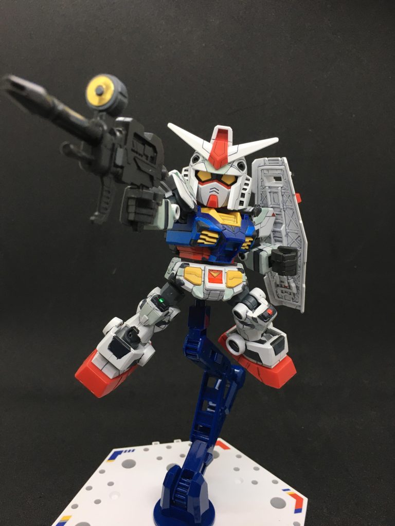 SDながらもガンダムF00のハイディテールなデザインをとことん再現しているので1/144キット同様にスジ彫りを彫り直しています。