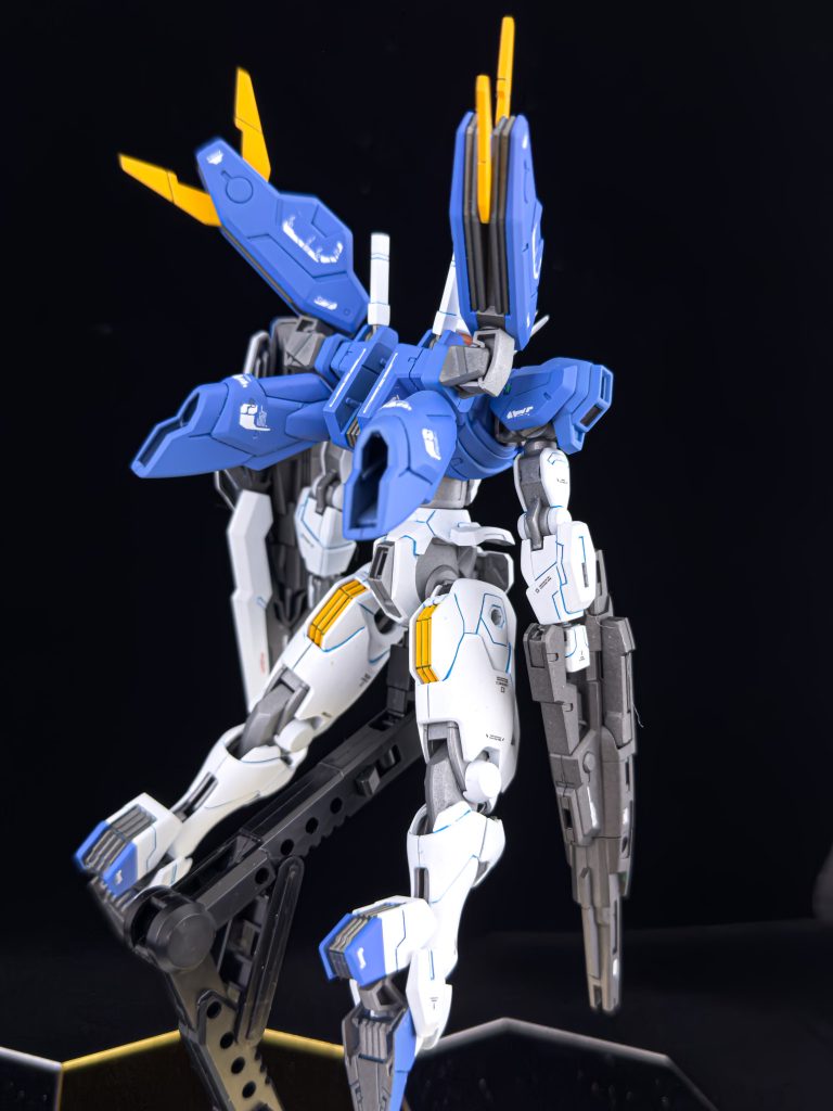 リアビューバックパックはど真ん中に合わせ目が来ます。最新キットとしては珍しく潔いモナカですね。今回は段落ちにするか迷いましたが消しました。