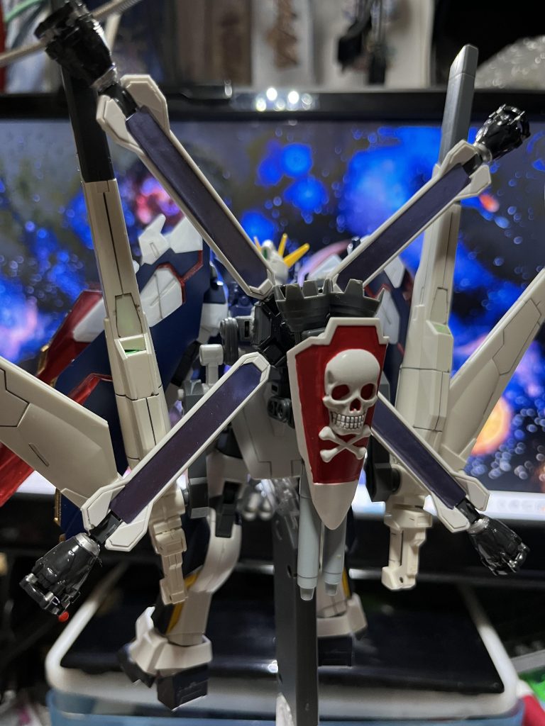 背面。ツインサテライトキャノンはオリジナルのものからジェガンブラストマスターのものに変更。武装が多くなった分、大型可動式スラスターを更に大きくし、大型スラスター付きのスカルシールド/ビームガンを装備。