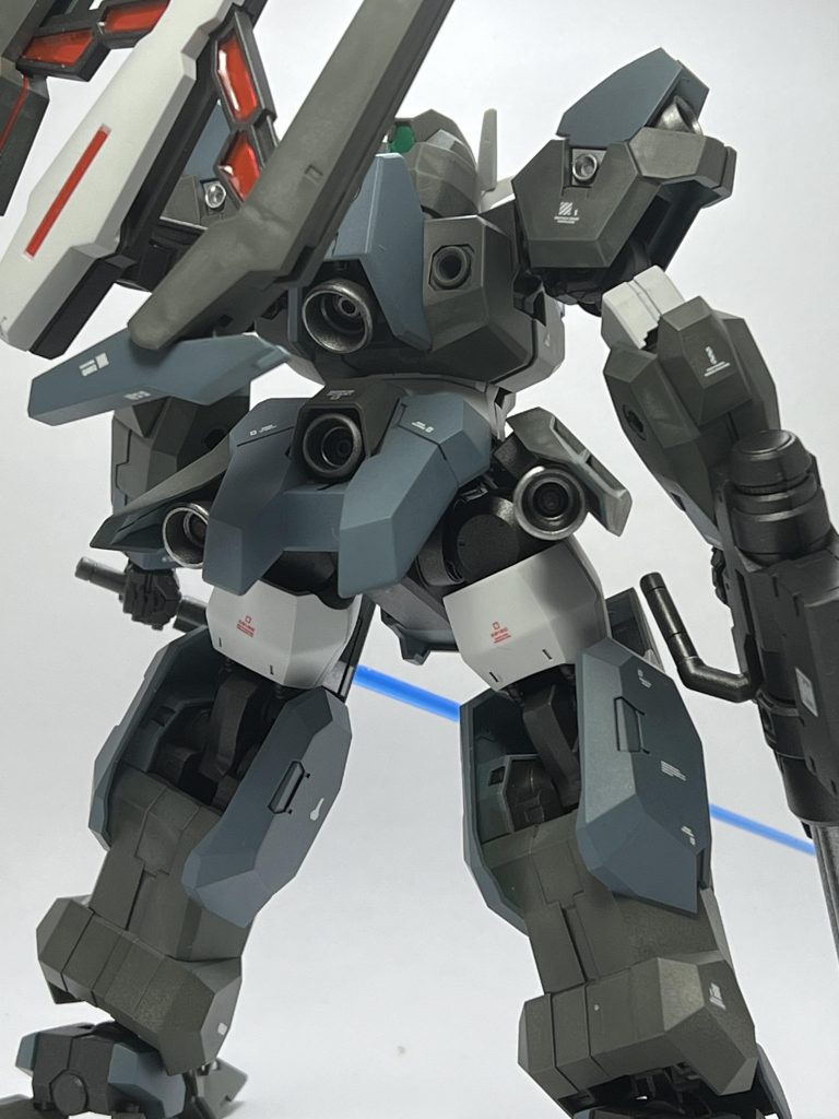 スラスターが沢山あって背面部はカッコいいですよね。ディテールを増やしたらもっとカッコよくなる感じもしましたが、普通にストレートに組みました。