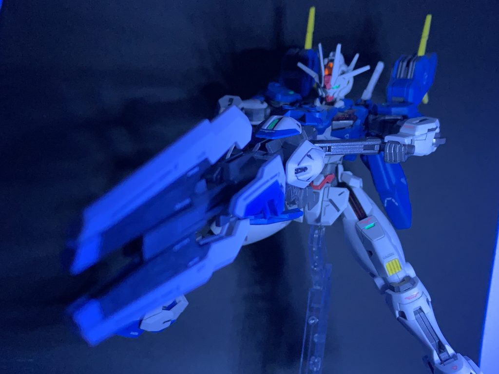 いつもの通り、シールには蛍光塗料を吹いているのでブラックライトで光ります。