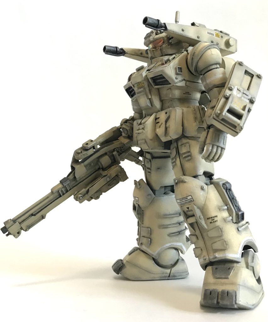 ボルトでガッチリ固定された増加装甲だらけのイメージが好きなので、ガンキャノンのシンプルなデザインなら、その無骨さを表現できるかと思いました。自作ライフルと左腕のシールドは大友克洋×カトキハジメの「武器よさらば」のオマージュです。カトキハジメさんの現代兵器にも精通したあの数々のデザインには本当憧れます。ライフルは大きな三脚台座を折り畳んだ状態で仕上げました。こうしてみると劇中の「プロテクションスーツ」にも見えなくもないかな?と。