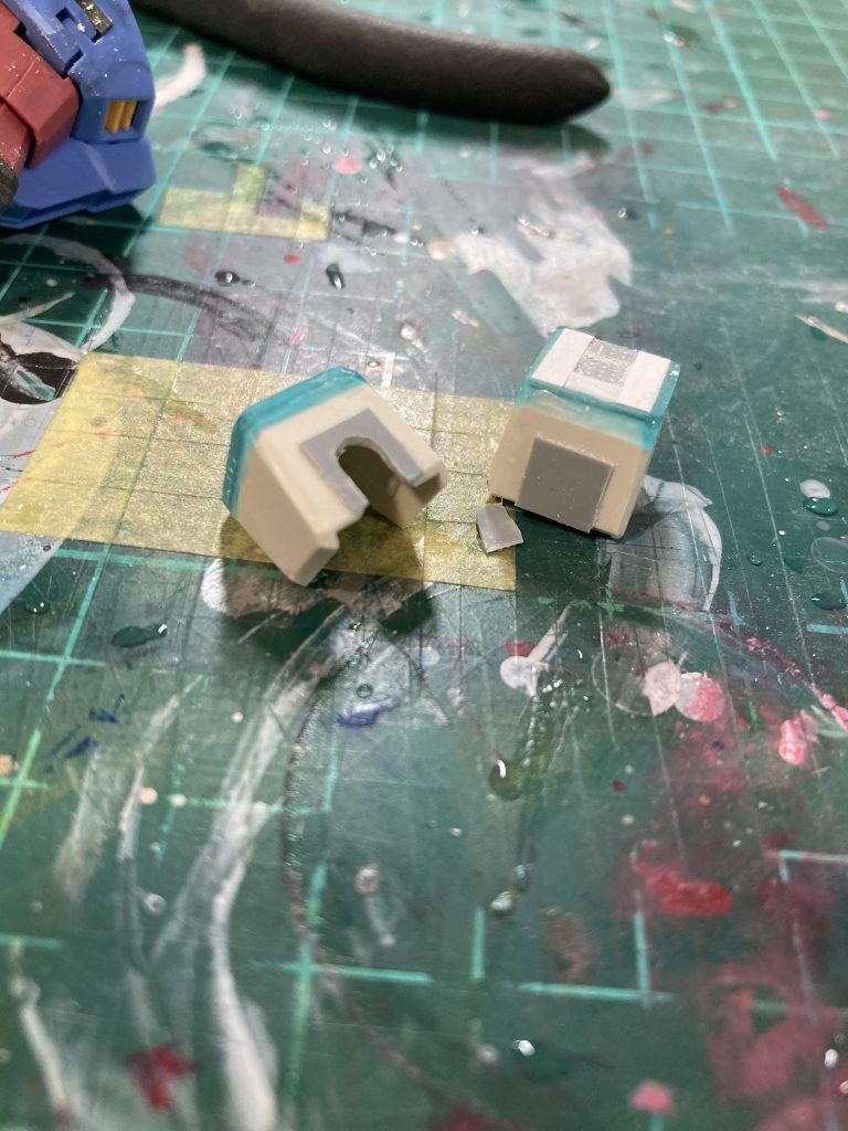 肩アーマーは上方向に0.8mm延長、いかつさを増しておきました。隙間は瞬間カラーパテで埋めました。