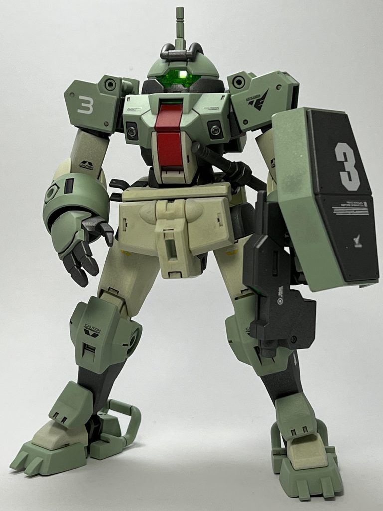 普通に組んで楽しいキットですよね、シールドのナンバーデカールは適当な物を貼ってしまいました。大きいナンバーは量産型には必要ですよね。