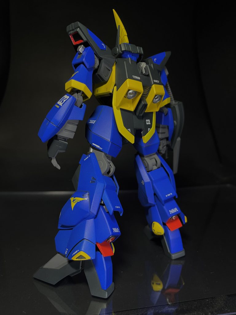 バックショット。しかし、敵の量産機とは思えないヒロイックなカラーリングですね。青は紺色っぽくてもよかったかな。