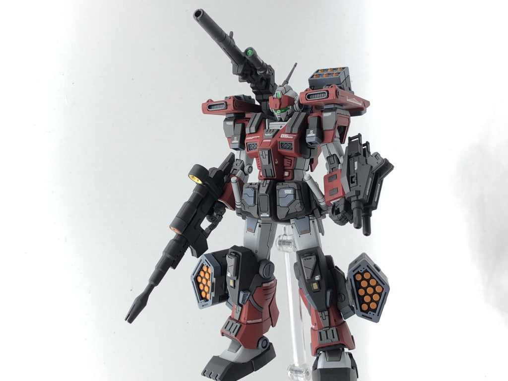 軽装1フライトユニットを切り離し、肩のウイングを収納した状態。重い装備類をパージした事で身軽に。