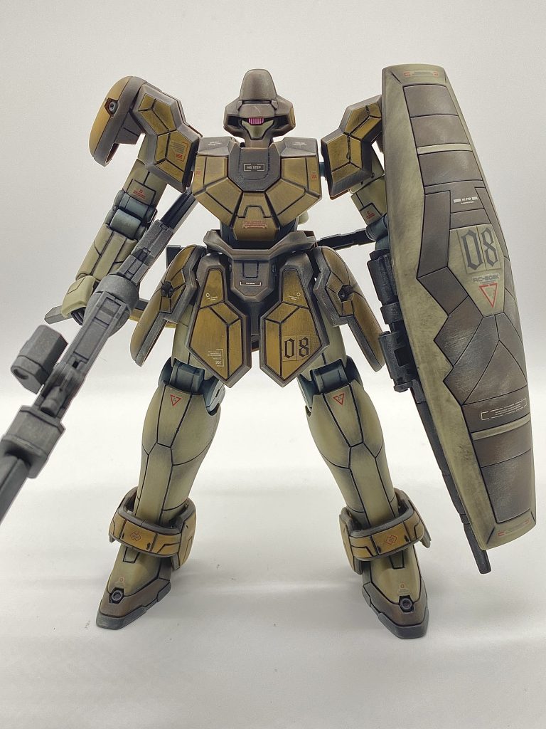 やったことは、ゲート処理、肩のアーマーのイエローシール箇所を筋掘りたいが為に、色の差をなくすためアーマー関係のイエロー箇所は、ダークイエローをエアブラシで吹きました。あとは、いつものツヤ消しでコートし、リアルタッチマーカーとウェザリングマスターで汚しました。なぜか、Noは08を選び個性武器に黒鉄色を吹いたライフルを持たせました。欲しい武器セットが定価では買えなかったので…手っ取り早く水星のデミトレ追加武器からいただきました。
