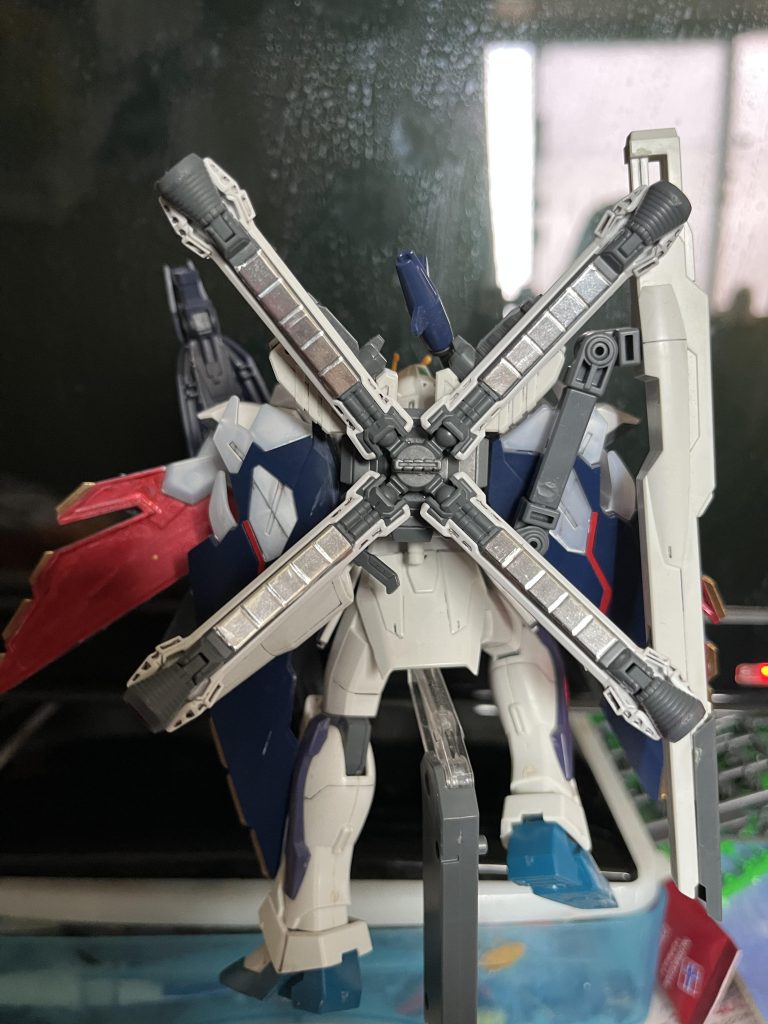 背面。ガンダムXのバックパックにX1の可動式大型スラスターを取り付け、ディバイダー接続用のジョイントを移植してあります。