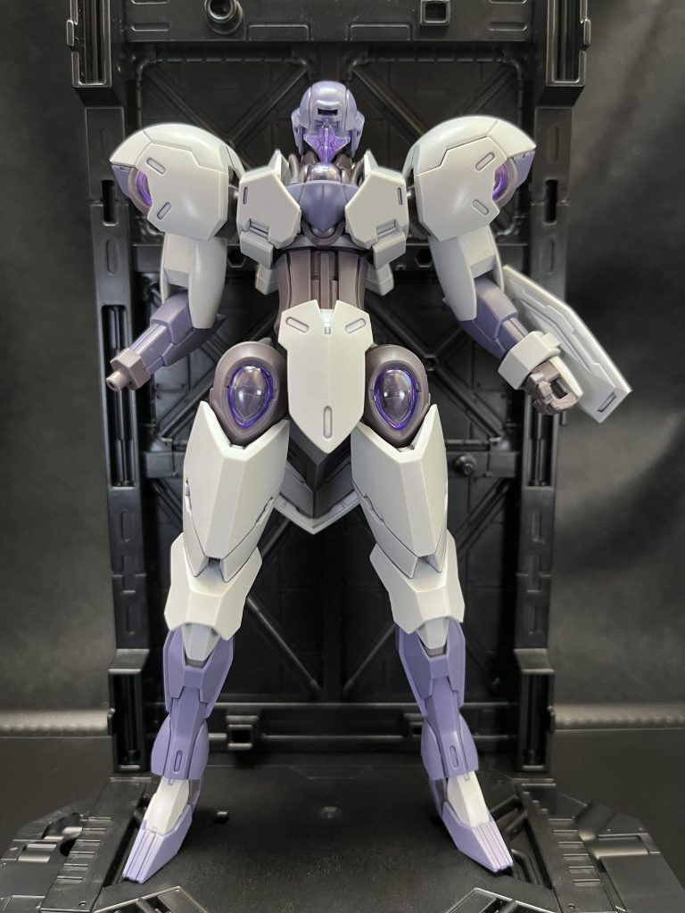 量産機らしく、色々削除し、コストダウン。メイン武器のビームブレイザー、兜、足の盾を削除。あと胸の装甲を一部切断してます。内部フレームのディテールがしっかりしてるので、胸の装甲が一部無くても、ありかな💦