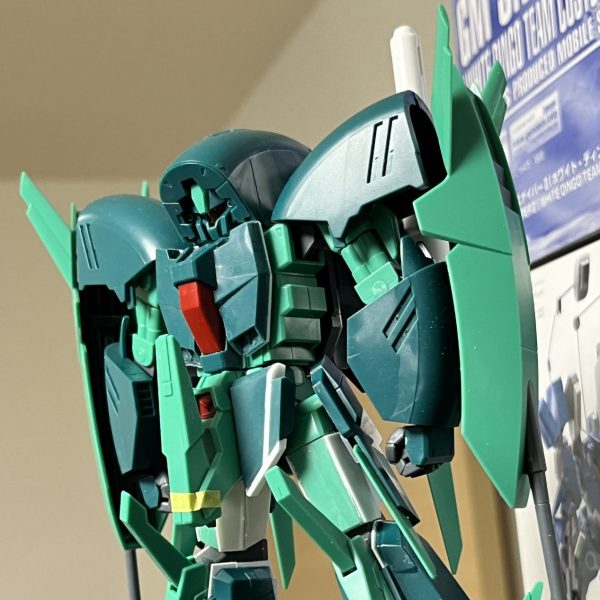 1/144アンクシャです。独特なプロポーションしていますｗ設定画は武骨なデザインですが、模型としてはヒーロースタイルを目指します。上半身に比べ、下半身のボリュームが足りないと感じ定番となってますが、下半身のボリュームUP中心に改修してます。太もも、脛は1mm幅増し。股関節はS字立ちが決まる様に位置を変更、フロントアーマーはプラ板で大型化してます。右側はノーマル、そのままでもカッコ良いと思いますが、好みと自己満の改修ですｗ（1枚目）