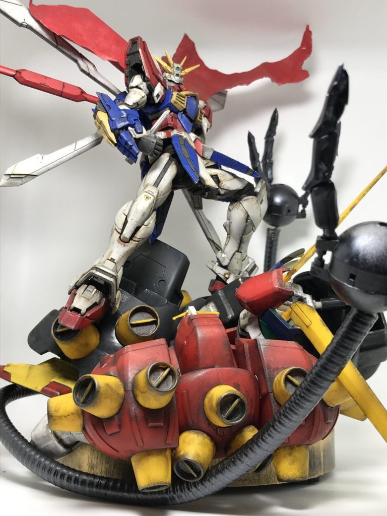こちらイメージ作りの段階ただゴッドガンダムを汚しただけでは物足りないと感じたので、デビルガンダムを引っ張り出してきてジオラマ風にしようと試作段階でパシャリ📸
