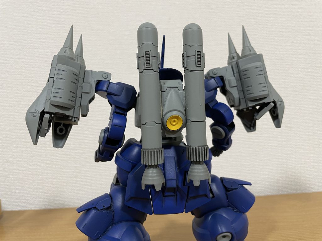 バックパックは大型のジェットを付けてます。MSGのプロペラントタンクを切り貼りして作りました。