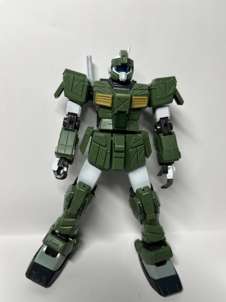 迷彩塗装前。これはこれでカッコ良かった。マスク、頭部、二の腕、大腿部、足甲→ガンダムマーカーEX:ニューホワイト襟、スリッパ→水性ホビーカラー:ジャーマングレー/グラウ胸部エアインテーク→アクリジョン:ダークイエローバックパックとふくらはぎのスラスター→ガンダムマーカー:ヘビーガンメタリックと内部はコスモメタブルーメインカメラの内部構造には100均のホログラム装飾テープ貼りました。額は付属のホイルシールにしちゃいました。前腕部と脇腹は段落ちモールド化しました。ほか改造はなし。迷彩柄は全て、クレオスのMr.ウェザリングカラーで彩色してあります。どんな迷彩にしようー？とランナーに、手持ちのウェザリングカラーでなんとなく遊びで描いてみたところ、これが意外とイメージに合ったので、思いきってメインカラーで使ってみました。