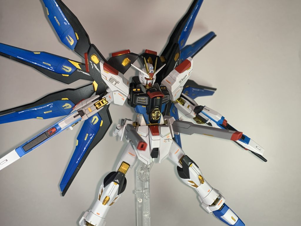 クスィフィアス3こちらも合わせ目を消して、塗装とデカールのためにクリアランスを確保した程度です。それっぽいところは金を足してあります。