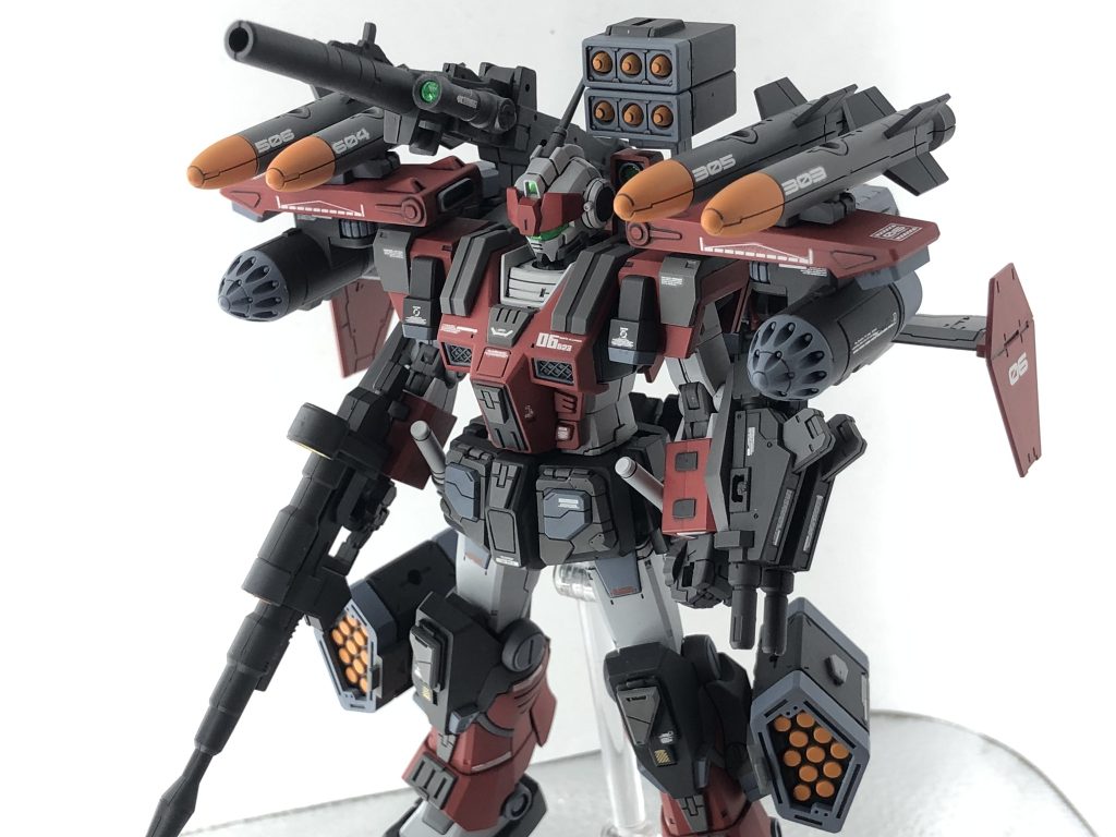 フライトユニットを装備した事で大幅に移動能力が向上。武装類も更に追加され、身体中武装だらけに。本当に飛べるのだろうか……