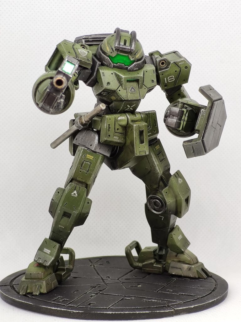 立ち姿は意外にスリム体型だったり。