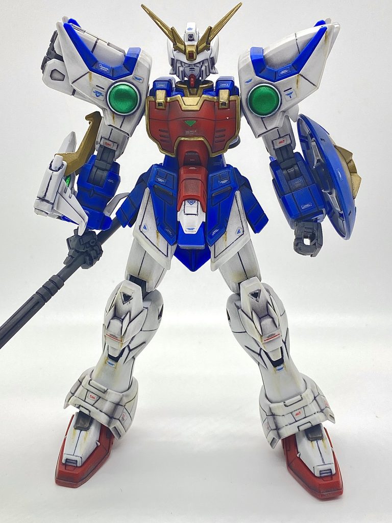 筋彫るにつれて、プラスチックにも材質なのか…プラスチックにも見えない目のようなものがあるのか…と感じ、また未熟さも相まって上手く掘れない箇所が多々。遠目なら気にならないかもですが、アップには耐えられないかも笑笑。足首を覆うアーマー箇所は、設定通りには自分の腕では無理に感じたので自分なりに掘りました。やったことは、ゲート処理、合わせ目消しは逆に掘って筋彫りにしました。ガンマカで肩センサー緑を塗り、イエロー箇所をゴールドに。(シェンロンのイエローをゴールドにしてしまった結果、前のウイングとデスサイズのイエローもゴールドにすることに汗)トップコートはツヤ消し、あといつもの汚しでって感じです。オペレーションメテオ5機の中では、上位LOVEではない機体でしたが、また出来がいい!!ので好きになりました。素組みで十分にカッコいいキット、いい仕事してますなー。