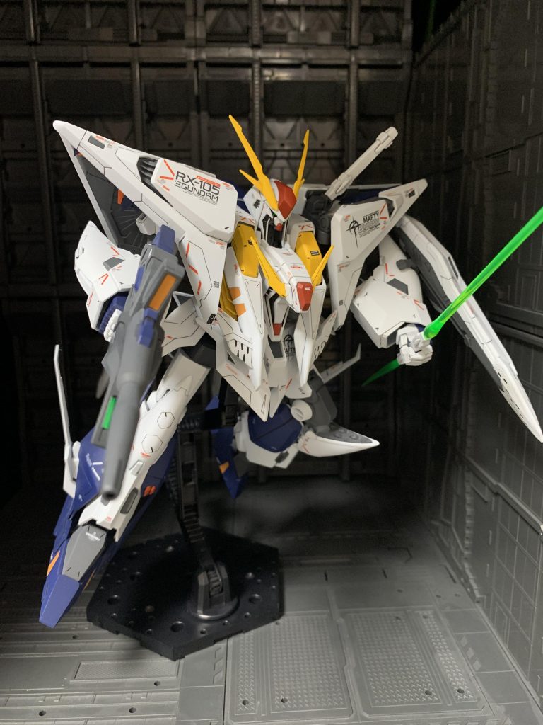 武装を構えて。ペーネロペーほどではありませんが、デザイン上、可動は制限ありますね。