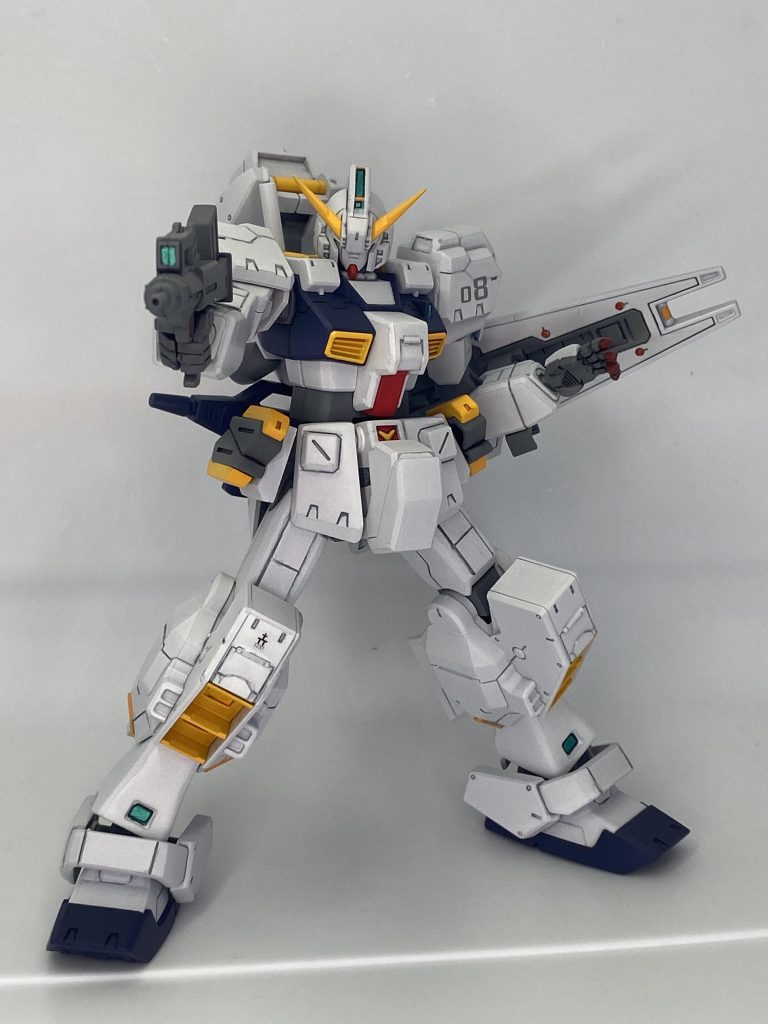 副兵装はブルバップマシンガン。ビーライは腰後ろにマウントします。